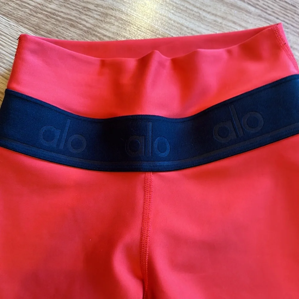 Alo Yoga logo leggings